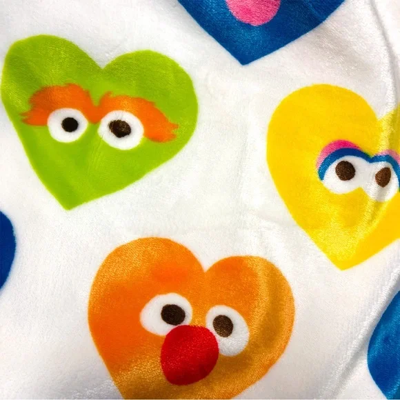 𝐒𝐞𝐬𝐚𝐦𝐞 𝐒𝐭𝐫𝐞𝐞𝐭 Heart Characters Plush Throw & Blanket - Picture 10 of 10